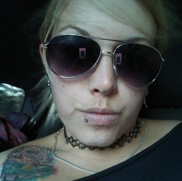 Meet your Posher, Angelique - Picture 2 of 6